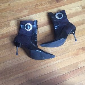 🤩🤩Black booties w/metal heel 🤩🤩